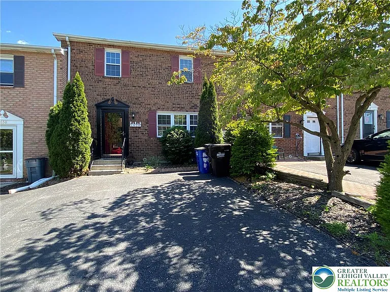 1656 Angela Dr — Photo 2