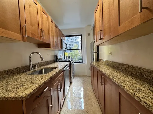 405 East 54th Street image 3 of 16