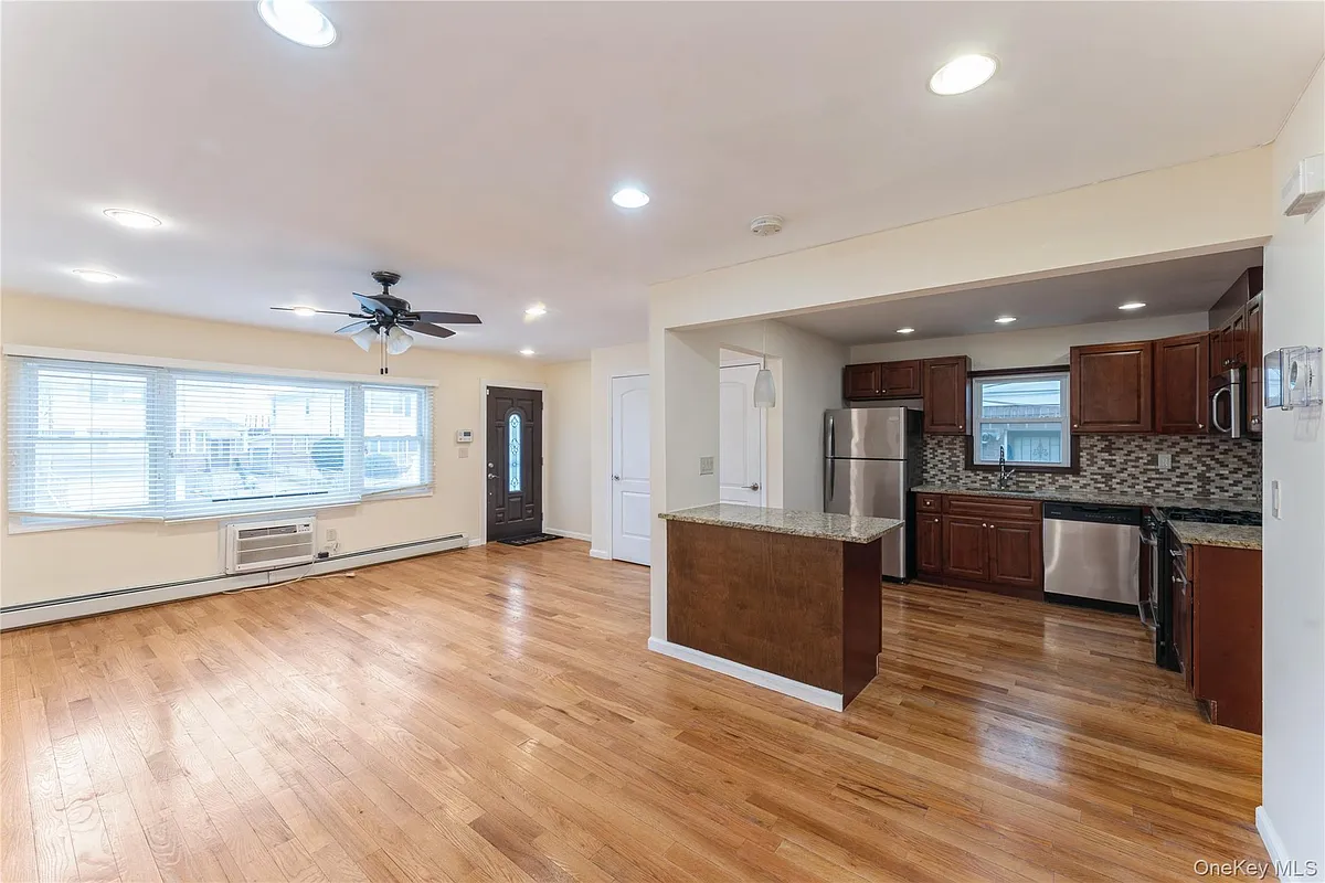Building Photo - 22820 Edgewood Ave #A