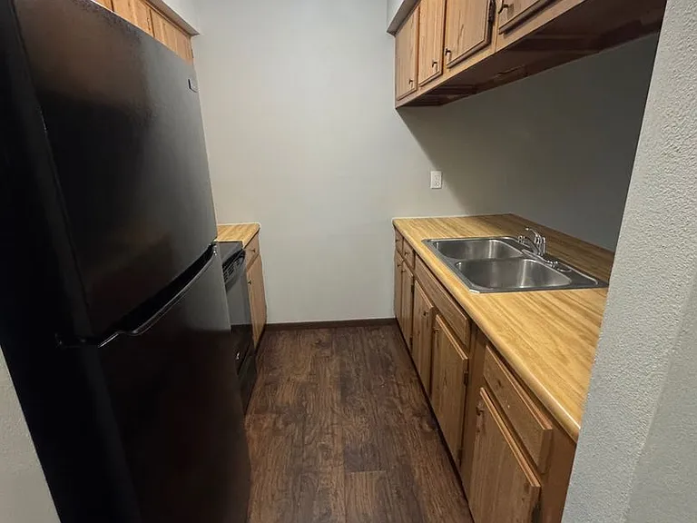 Wesleyan Apartments — Photo 6