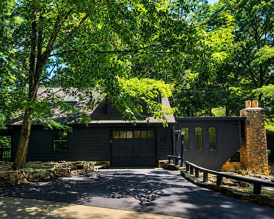 3 Topping Ln - Property Image