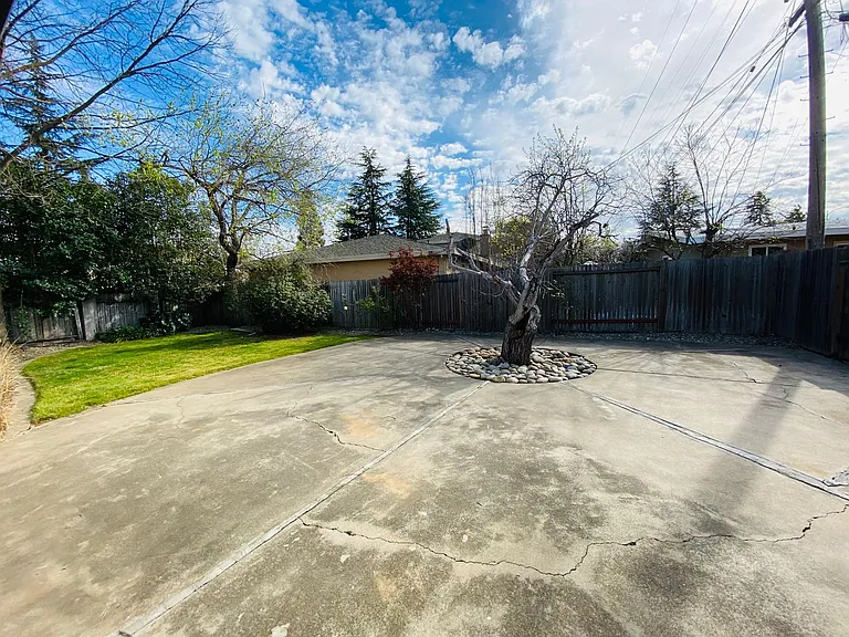 8942 2nd Ave — Photo 32