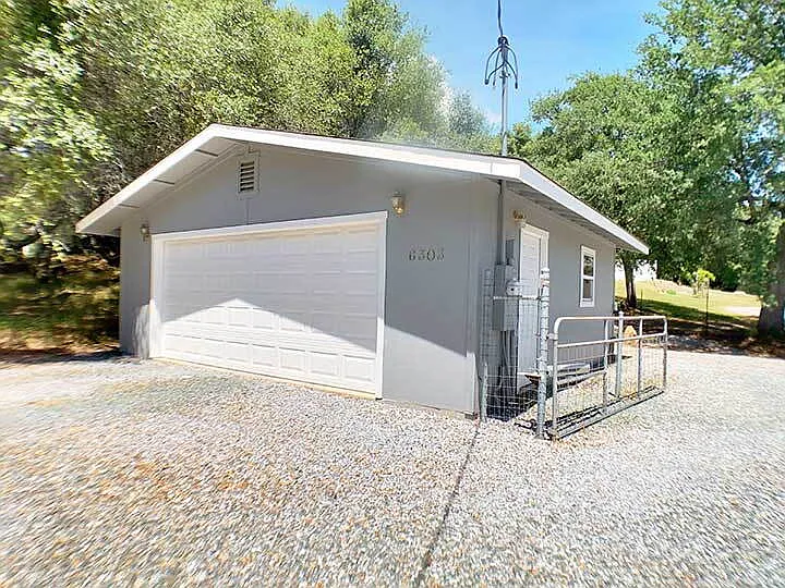 6303 Windlestraw Rd — Photo 2