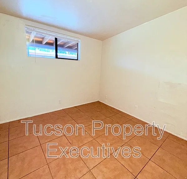 1644 N Beverly Ave — Photo 7