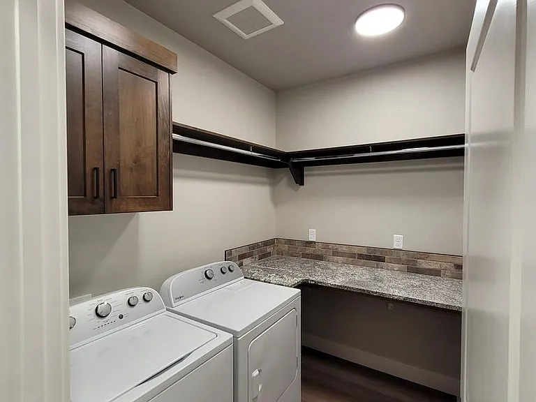 546 W Broadway Ave — Photo 20