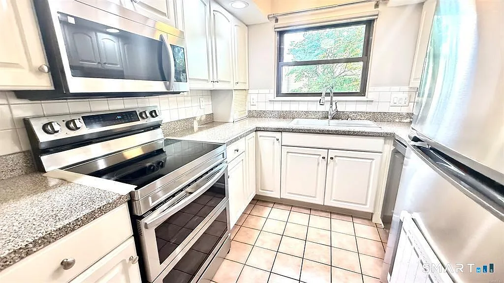 3 bed, 2.5 bath, 1512 sqft, $2,500 — Photo 3