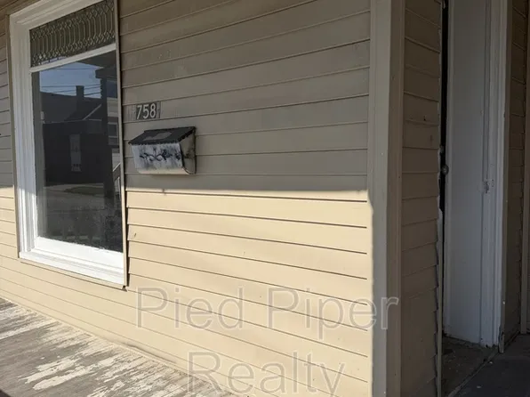 760 W Pleasant St, Freeport, IL 61032