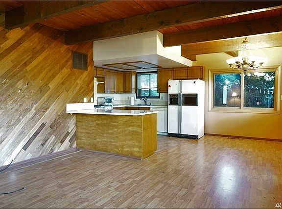 Breakfast bar off kitchen.
