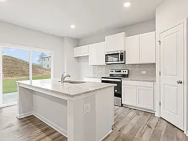 4 bed, 2400 sqft, $2,600 — Photo 3