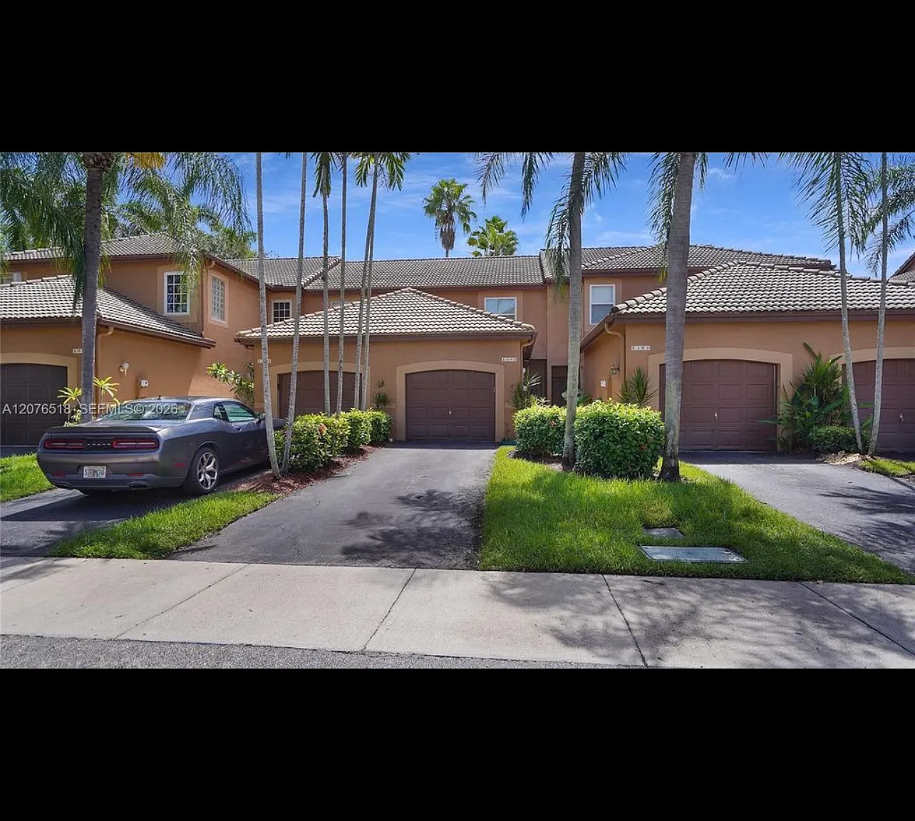 2 bed, 1.5 bath, 969 sqft, $2,700 — Photo 1