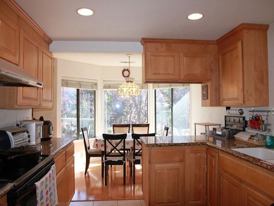 Bright and lovely dining room