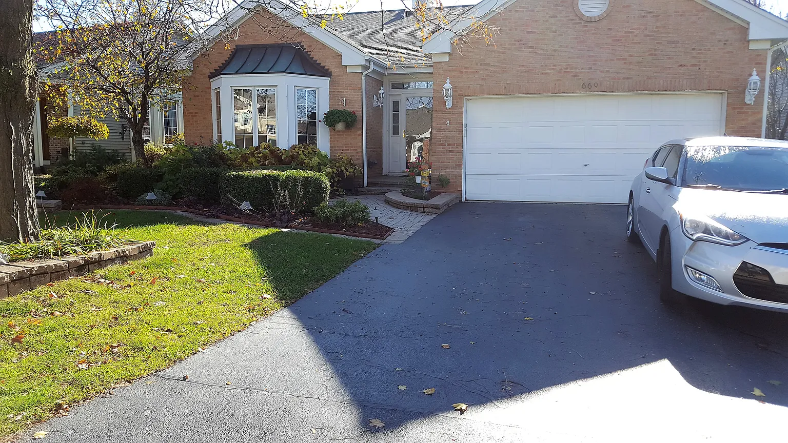 669 Golfers Ln photo 1