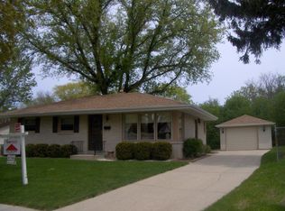9440 W Lynx Ct, Milwaukee, WI 53225