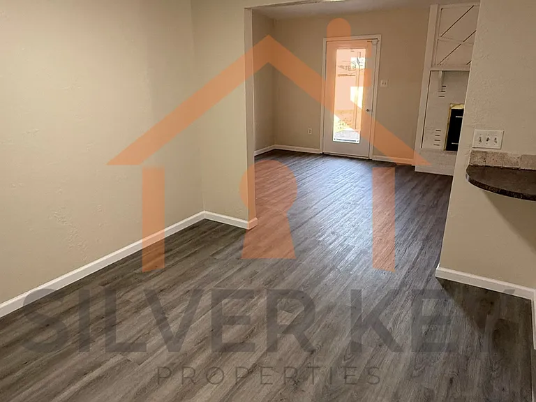 933 SW 60th St — Photo 10