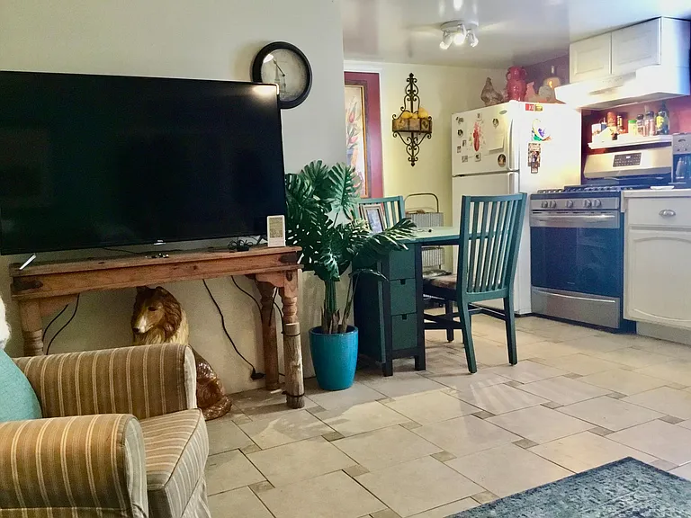 Kitchen dining area