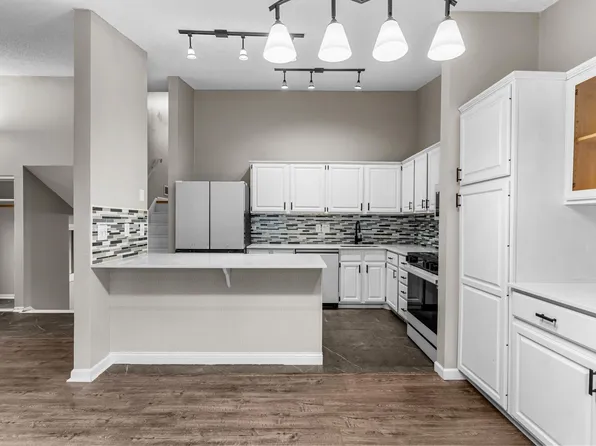 9712 Cimarron Cir, Minnetonka, MN 55305