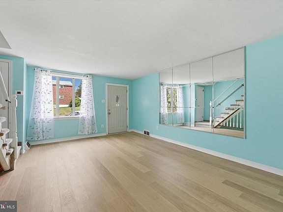3rd image of 415 Park Dr