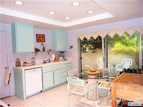 Bright Kitchen With Outdoors