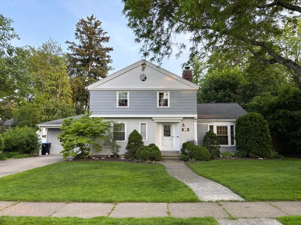 917 Woods Dr, Ypsilanti, MI 48197