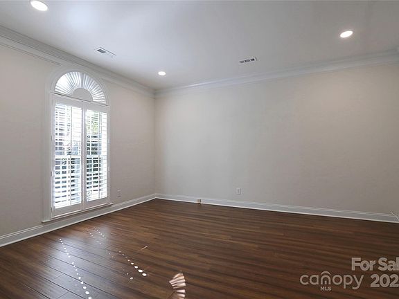 2nd image of 1003 Baldwin Ln