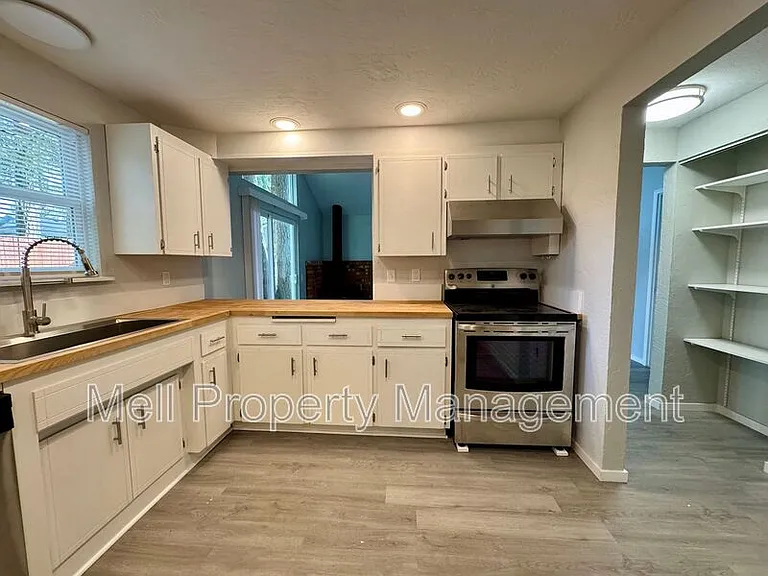 526 Holly Ln — Photo 5