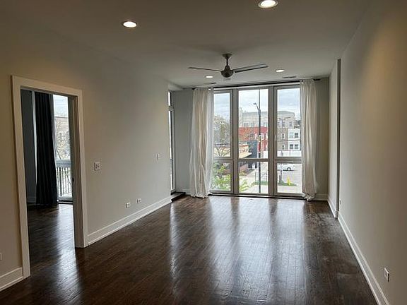 3rd image of 5139 N Broadway St Unit 204