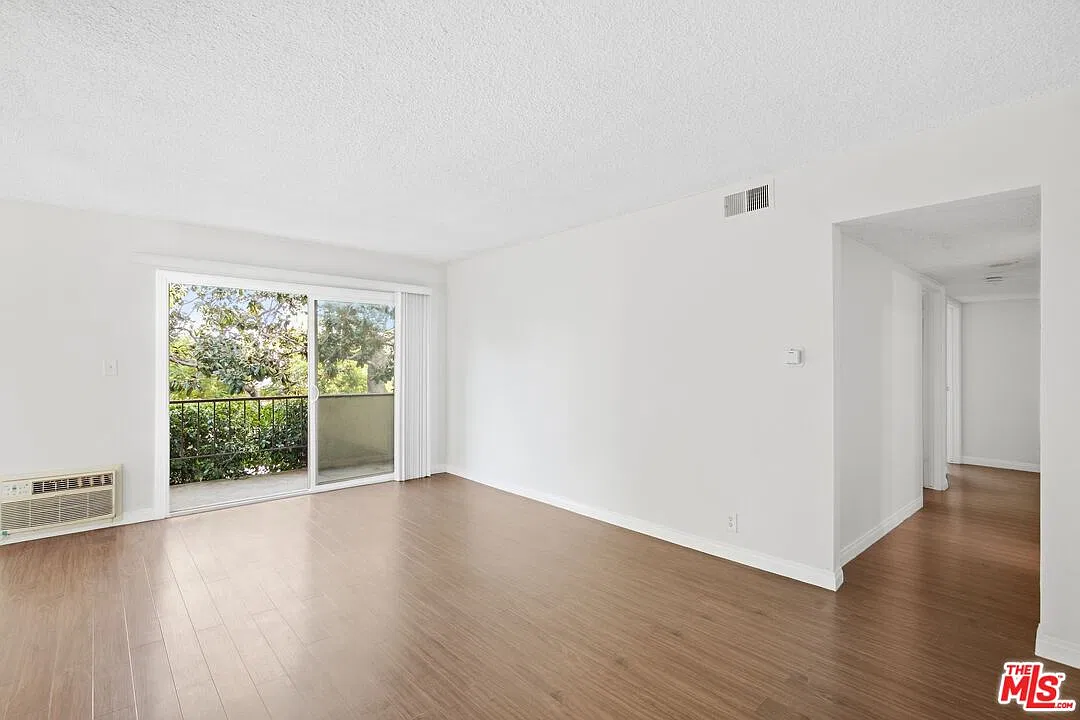 3 bed, 2.0 bath, 1500 sqft, $3,695 — Photo 2