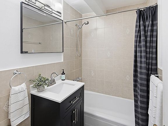 5th image of 400 E 17th St APT 600