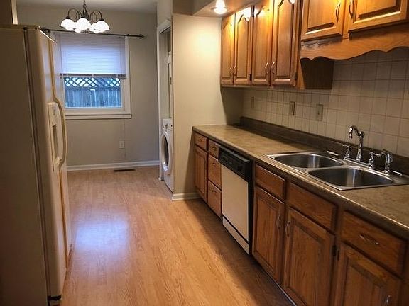 3rd image of 1606 Whittier Park Dr