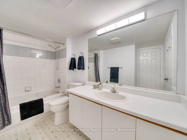 5 Harbour St E #1 — Photo 6
