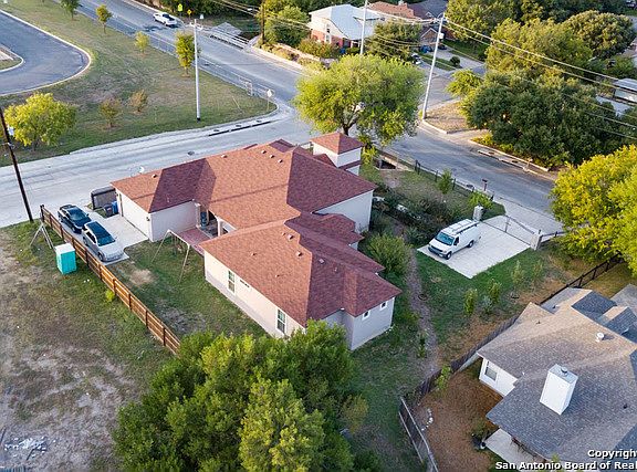 3rd image of 1726 Larkspur Dr