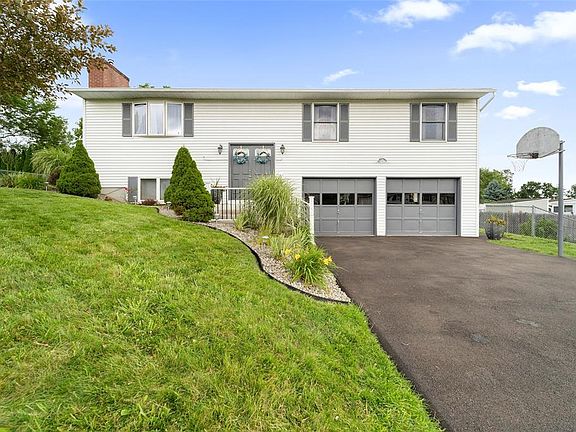 3rd image of 32 Lori Dr