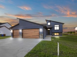1919 Waterfall Cir, Brookings, SD 57006