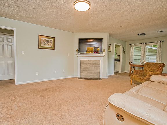 4th image of 406 Dogwood Dr