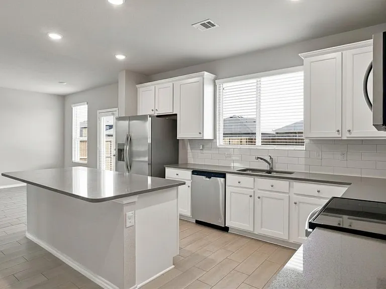 944 Ravenwood Ln — Photo 15