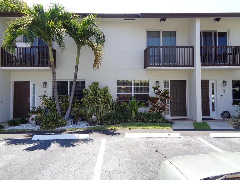 1917 NE 3rd St #103 — Photo 4