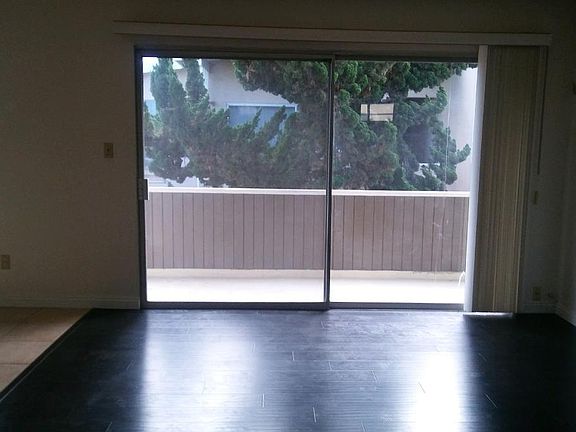living room w/balcony