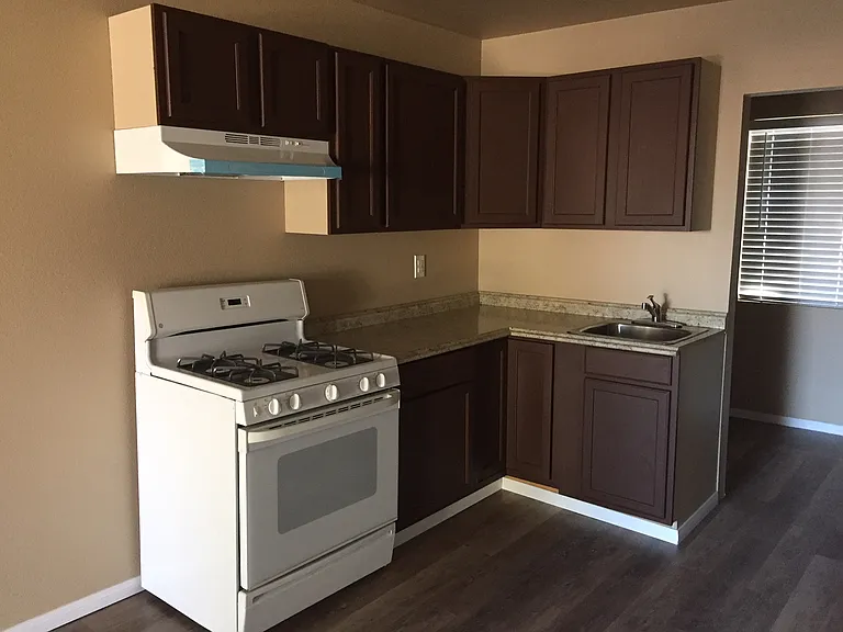 533 W Olive Ave — Photo 3