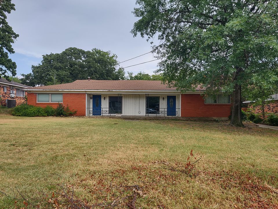 2614-2616 Front yard