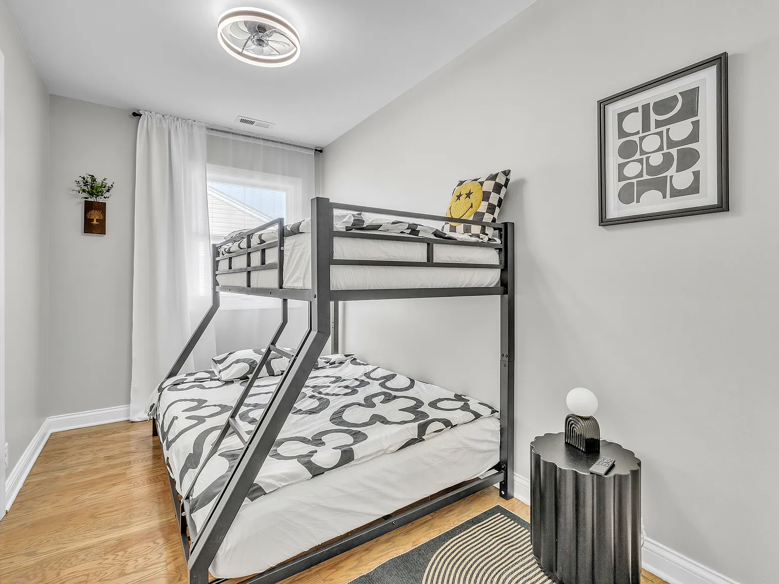 3 bed, 1285 sqft, $6,300 — Photo 4