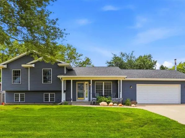 307 W Goldfinch Dr, Tiffin, IA 52340