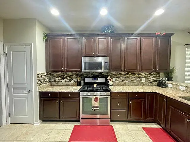 674 Empire Dr — Photo 9