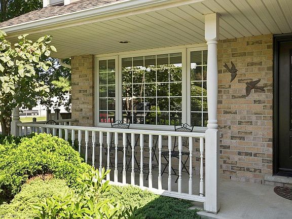 3rd image of 3999 Azalea Cres