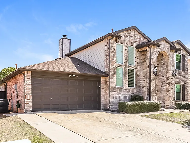 1110 Hampton Dr — Photo 4