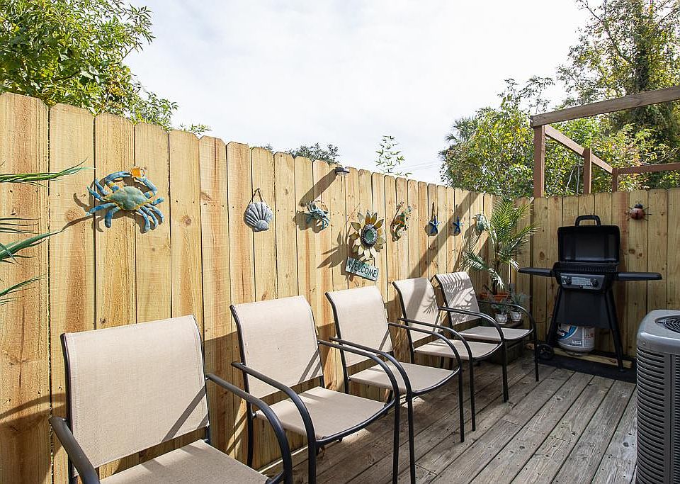 You are welcome to barbeque and socialize with 10 guests while enjoying this private patio.