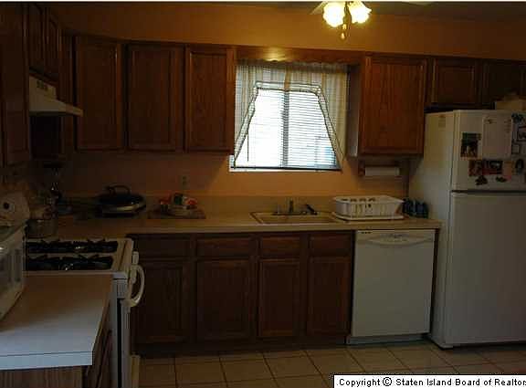 5th image of 4023 Victory Blvd