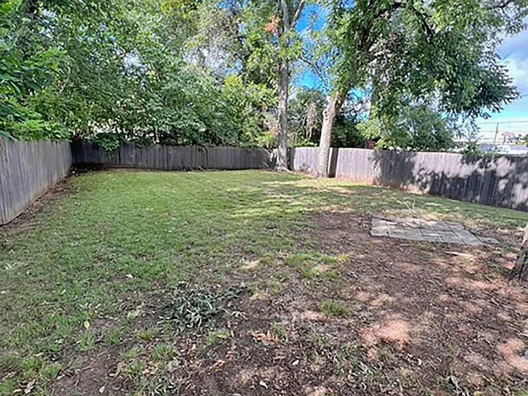 817 W Lamar St — Photo 19