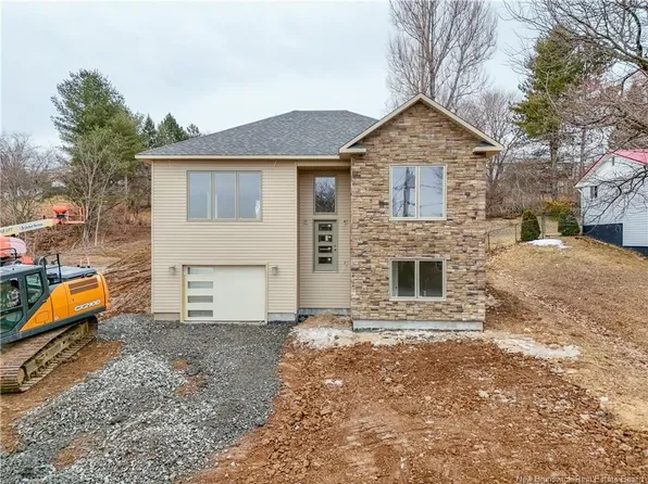 16 Mayflower St, Fredericton, NB E3C 1L5