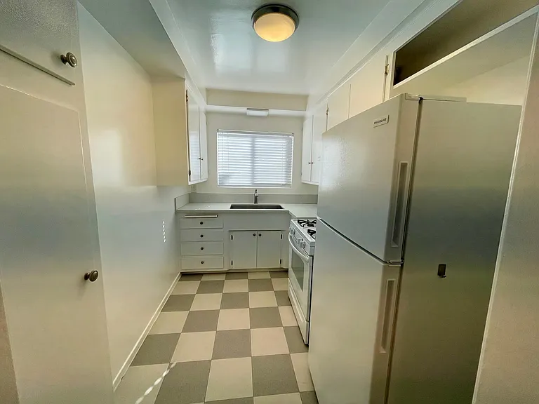 1029 N Hayworth Ave #2 — Photo 8