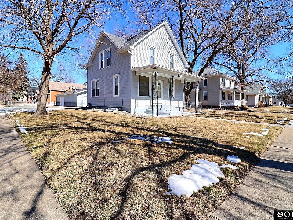 1st image of 300 E 12th St
